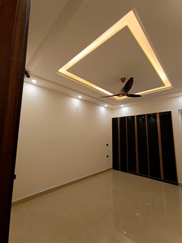 Room in 3 BHK Builder Floor at Sector 89 – for Rent