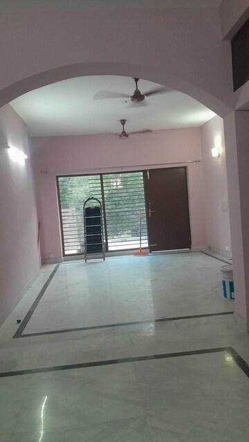 Building Lobby in 3 BHK Builder Floor at SS Mayfield Gardens, Sector 51 – for Rent