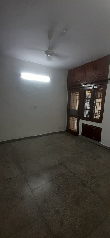 Room in 3 BHK Apartment at Vasant Kunj – for Rent
