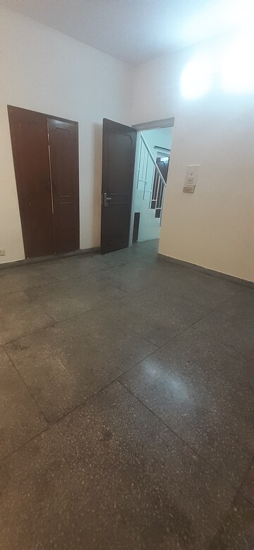 Room in 3 BHK Apartment at Vasant Kunj – for Rent