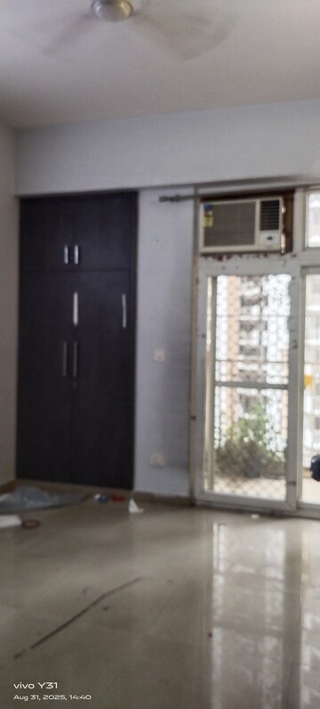 Room in 2 BHK Apartment at Mahagun Mywoods, Sector 16c Greater Noida – for Rent