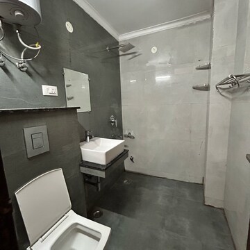 Team Area in 3 BHK Builder Floor at Ansal Plaza Gurgaon, Carterpuri Village – for Rent