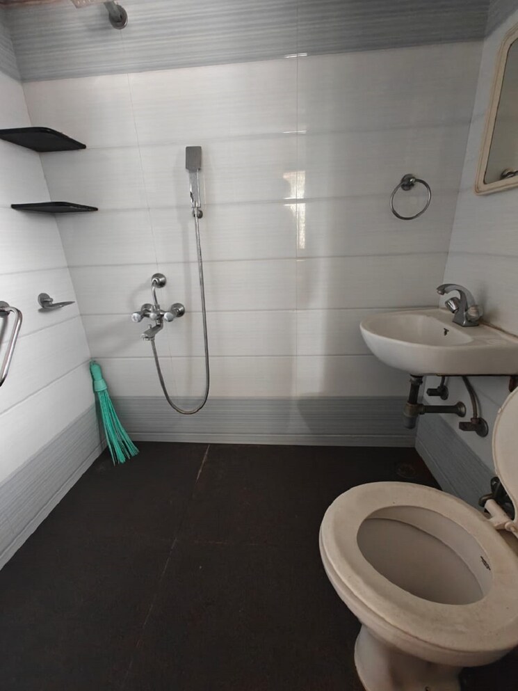 Bathroom, bandra west 2 Bedroom 750 Sq.Ft. Apartment In Bandra West Mumbai 9184707