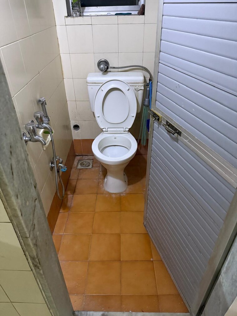 Bathroom, mahim 1 Bedroom 500 Sq.Ft. Apartment In Mahim Mumbai 9184722