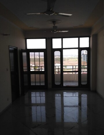 Room in 3 BHK Apartment at Vip Road – for Rent