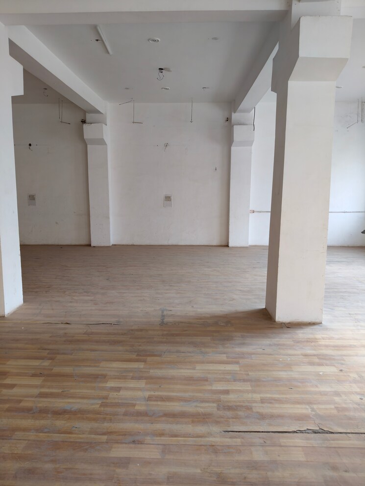 Room, sector 83 Commercial Warehouse 6000 Sq.Yd. In Sector 83 Noida 9184856