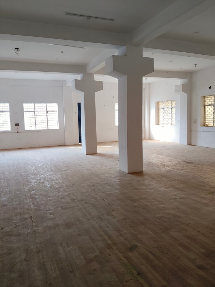 Room, sector 83 Commercial Warehouse 6000 Sq.Yd. In Sector 83 Noida 9184856