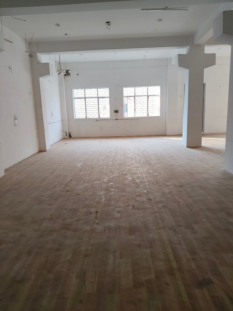 Room, sector 83 Commercial Warehouse 6000 Sq.Yd. In Sector 83 Noida 9184856