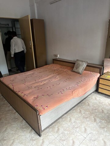 Bedroom in 2 BHK Apartment at Matunga West – for Rent