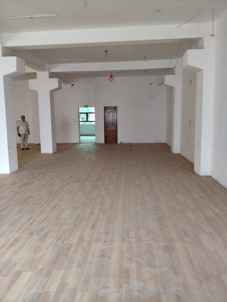 Room, sector 83 Commercial Warehouse 6000 Sq.Yd. In Sector 83 Noida 9184877