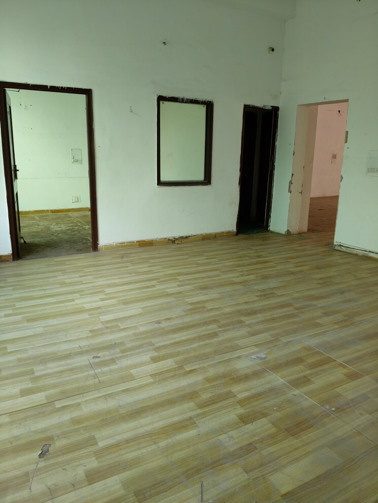 Room, sector 83 Commercial Warehouse 6000 Sq.Yd. In Sector 83 Noida 9184877