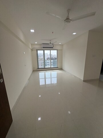 Room in 2 BHK Apartment at Dev Leo Tower, Oshiwara – for Rent