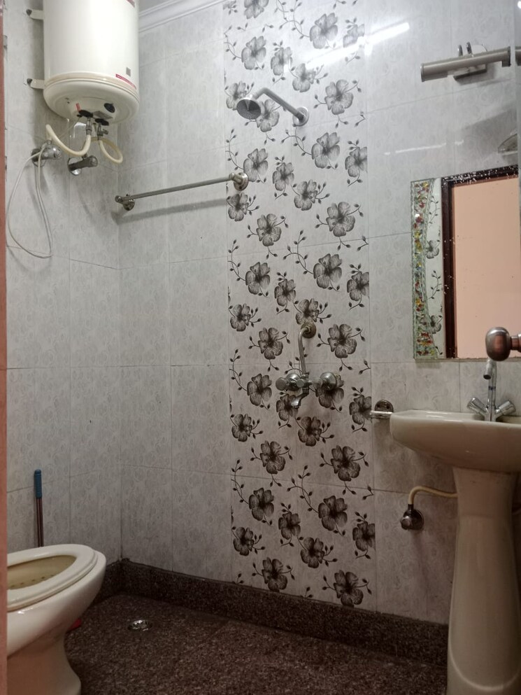 Bathroom, neb sarai 1 Bedroom 500 Sq.Ft. Builder Floor In Neb Sarai Delhi 9184934