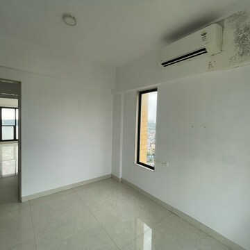 Room in 2 BHK Apartment at Kanakia Hollywood, Yari Road – for Rent
