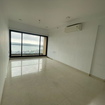 Room in 2 BHK Apartment at Kanakia Hollywood, Yari Road – for Rent