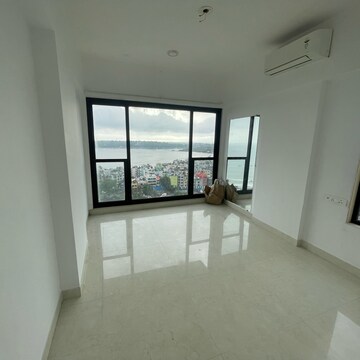 Room in 2 BHK Apartment at Kanakia Hollywood, Yari Road – for Rent