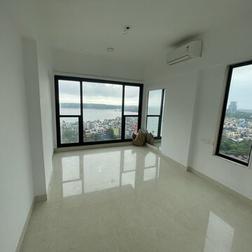 Room in 2 BHK Apartment at Kanakia Hollywood, Yari Road – for Rent