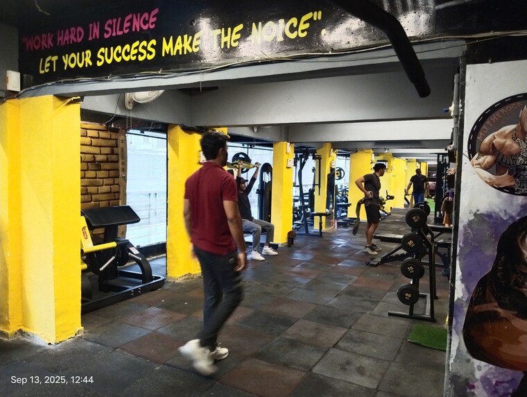 Gym, dew-berry Commercial Showroom 3000 Sq.Ft. In Nalasopara West Palghar 9185008