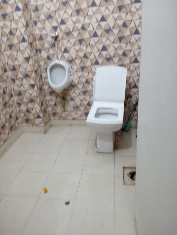Bathroom, sector 16 Commercial Office Space in IT/SEZ 500 Sq.Ft. In Sector 16 Noida 9185047