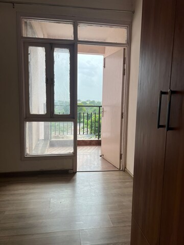 Room in 3 BHK Apartment at Pareena Express Heights, Sector 99 – for Rent