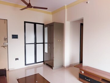 Room in 1 BHK Apartment at Vakola – for Rent