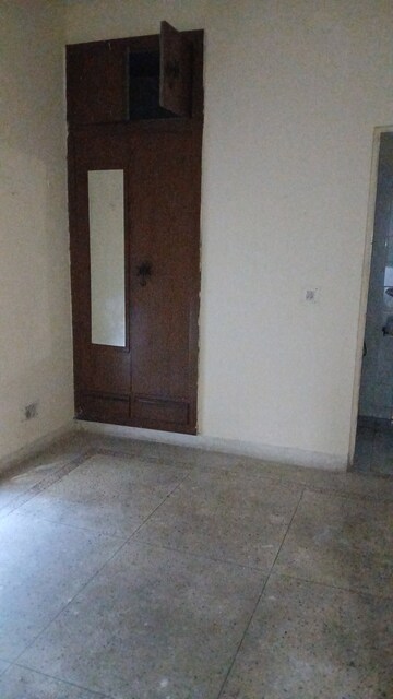 Furnished Amenities in 2 BHK Apartment at Srijan Apartments, Sector 62 – for Rent