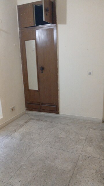 Furnished Amenities in 2 BHK Apartment at Srijan Apartments, Sector 62 – for Rent