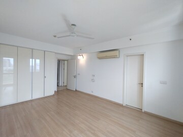 Room in 3 BHK Builder Floor at Unitech South City II, Sector 50 – for Rent