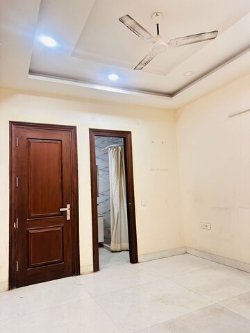 Room in 3 BHK Builder Floor at Sector 15 ii – for Rent