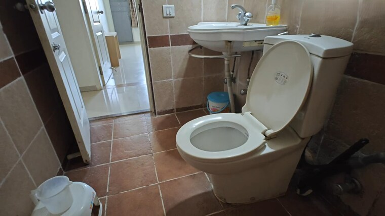 Bathroom, lunkad-amazon 2 Bedroom 1230 Sq.Ft. Apartment In Viman Nagar Pune 9185160