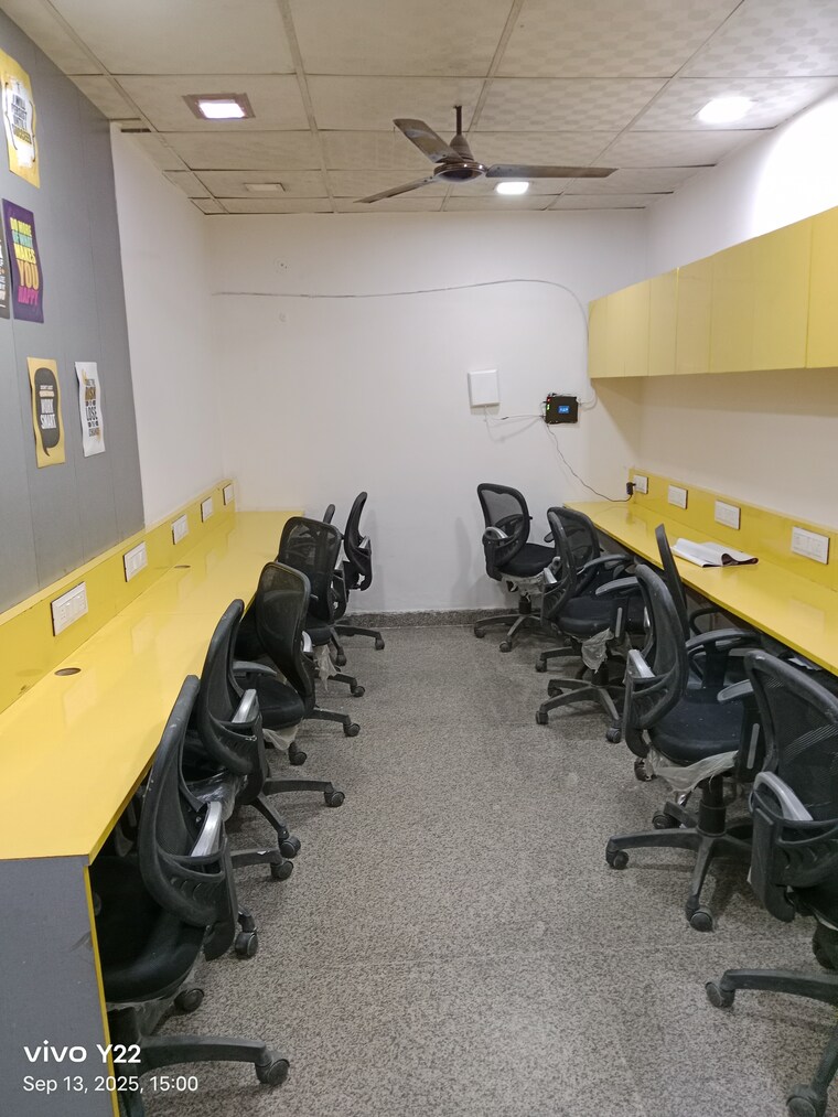 Team Area, laxmi nagar Commercial Office Space 650 Sq.Ft. In Laxmi Nagar Delhi 9185176