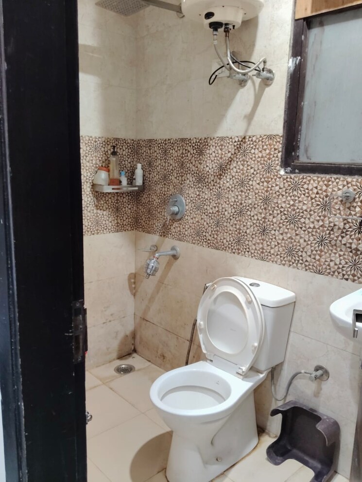 Bathroom, sector 30 3 Bedroom 1700 Sq.Ft. Builder Floor In Sector 30 Gurgaon 9185191