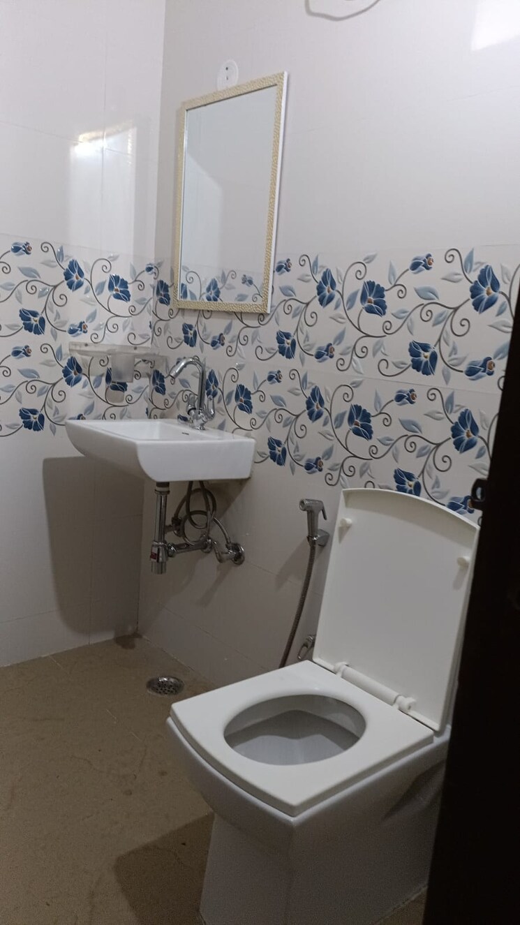 Bathroom, sector 40 3 Bedroom 1800 Sq.Ft. Builder Floor In Sector 40 Gurgaon 9185232