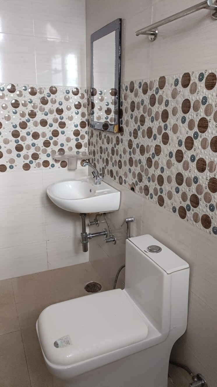 Bathroom, sector 40 3 Bedroom 1800 Sq.Ft. Builder Floor In Sector 40 Gurgaon 9185232