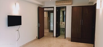 Room in 4 BHK Apartment at Khar West – for Rent
