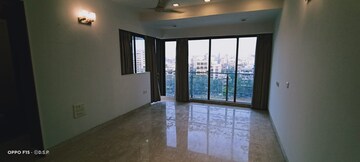 Room in 4 BHK Apartment at Khar West – for Rent