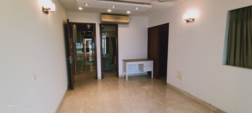 Room in 4 BHK Apartment at Khar West – for Rent
