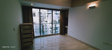 Room in 4 BHK Apartment at Khar West – for Rent