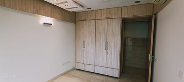 Room in 4 BHK Apartment at Khar West – for Rent