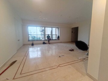 Room in 4 BHK Apartment at Vinayak Heights Bandra, Bandra West – for Rent