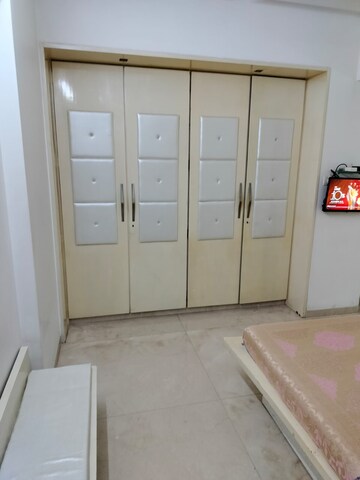 Room in 4 BHK Apartment at Joy White House, Santacruz West – for Sale