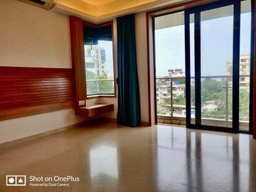 Room in 3.5 BHK Apartment at Bandra West – for Rent