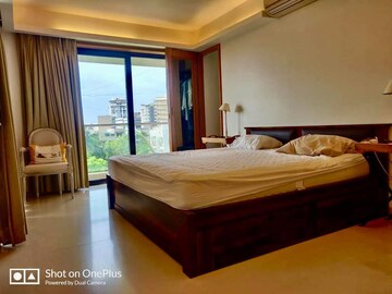 Bedroom in 3.5 BHK Apartment at Bandra West – for Rent