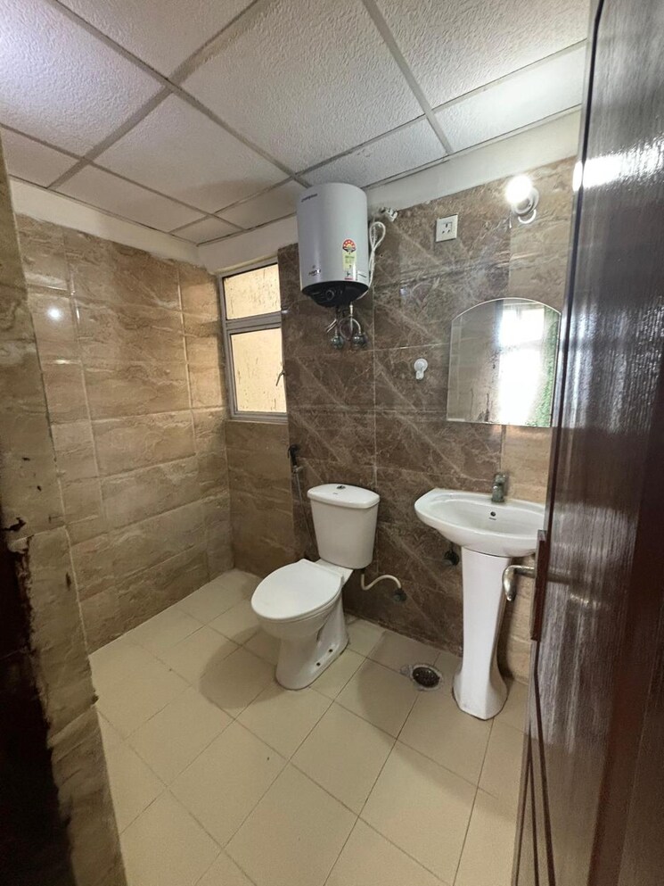 Master Bedroom, amrapali-crystal-homes 3 Bedroom 1375 Sq.Ft. Apartment In Sector 76 Noida 9185396