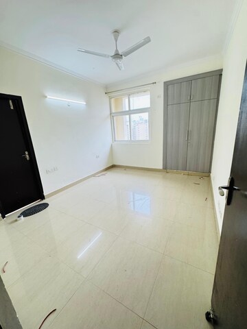 Room in 3 BHK Apartment at Amrapali Crystal Homes, Sector 76 – for Rent