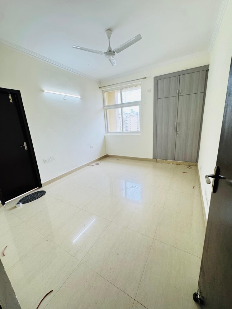 Room, amrapali-crystal-homes 3 Bedroom 1375 Sq.Ft. Apartment In Sector 76 Noida 9185406