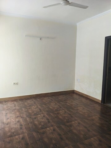 Room in 3 BHK Apartment at Amrapali Silicon City, Sector 76 – for Rent