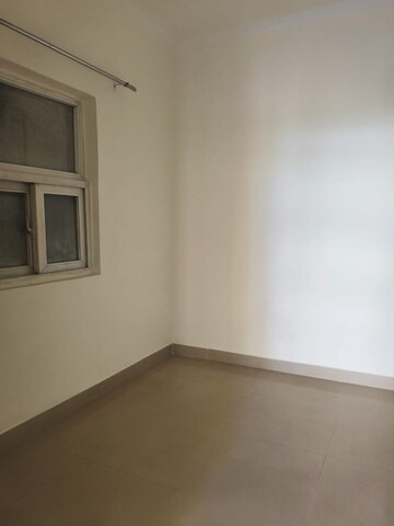 Room in 3 BHK Apartment at Amrapali Silicon City, Sector 76 – for Rent