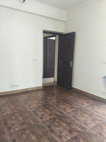Room in 3 BHK Apartment at Amrapali Silicon City, Sector 76 – for Rent