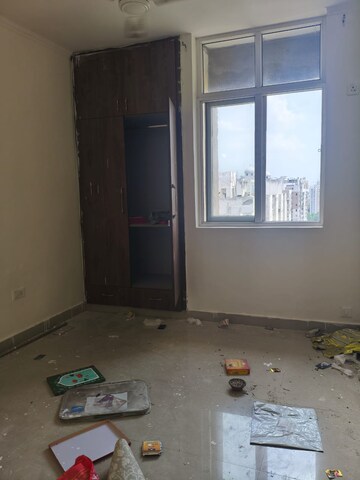 Room in 2 BHK Apartment at Amrapali Silicon City, Sector 76 – for Rent